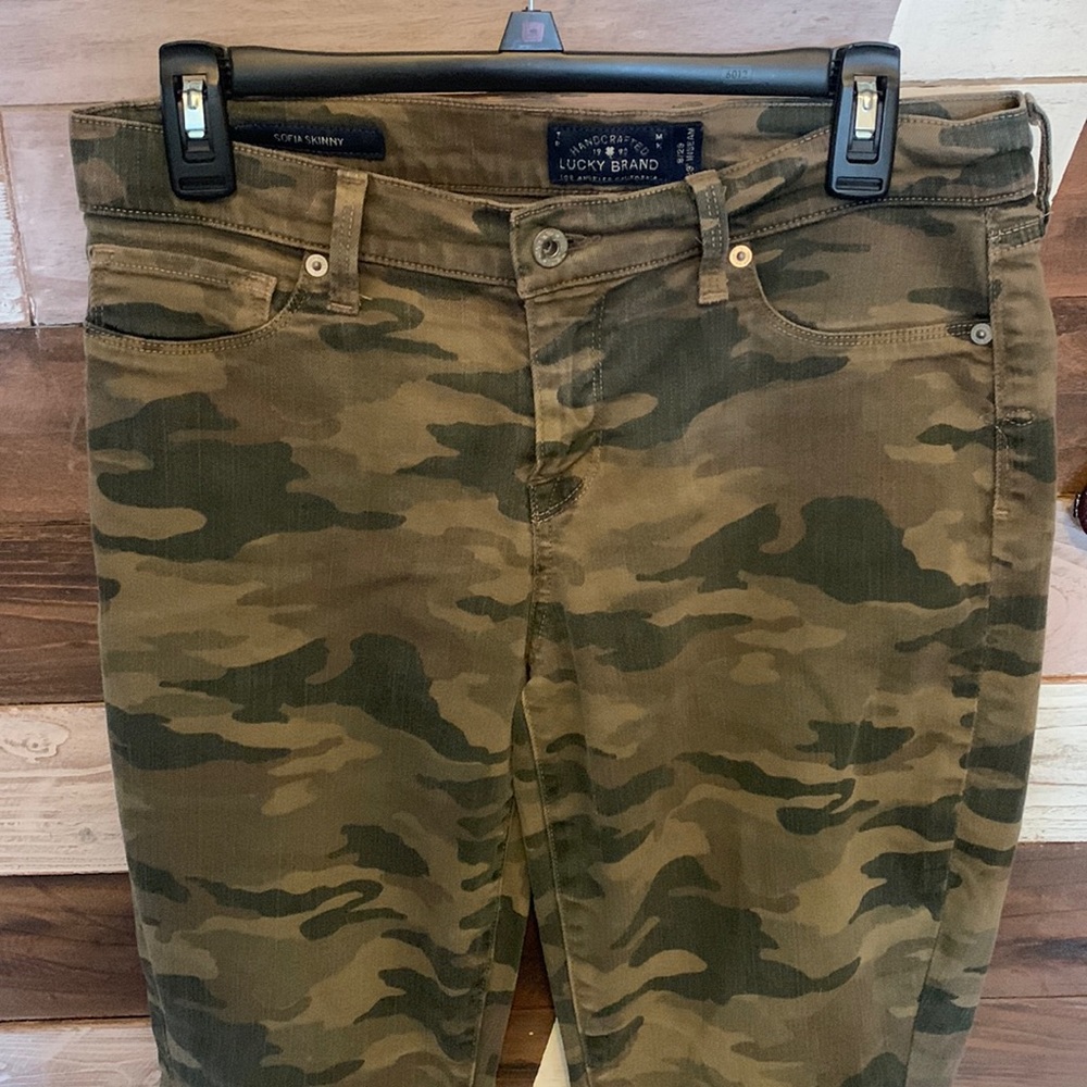 Lucky Brand Camo Sofia Skinny jeans Sz 8/29 29” inseam  Olive green camo